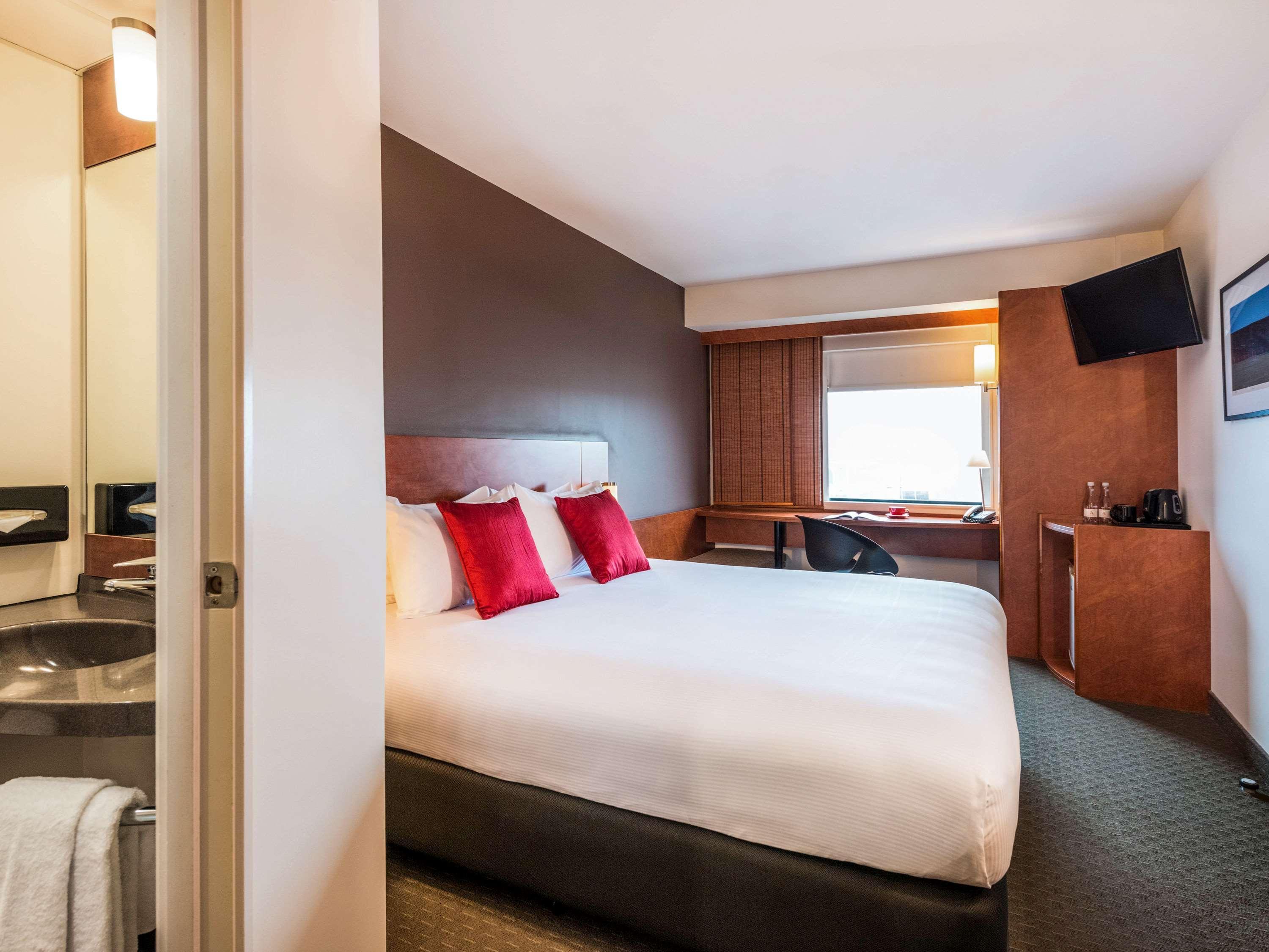 Ibis Christchurch Hotel Bagian luar foto