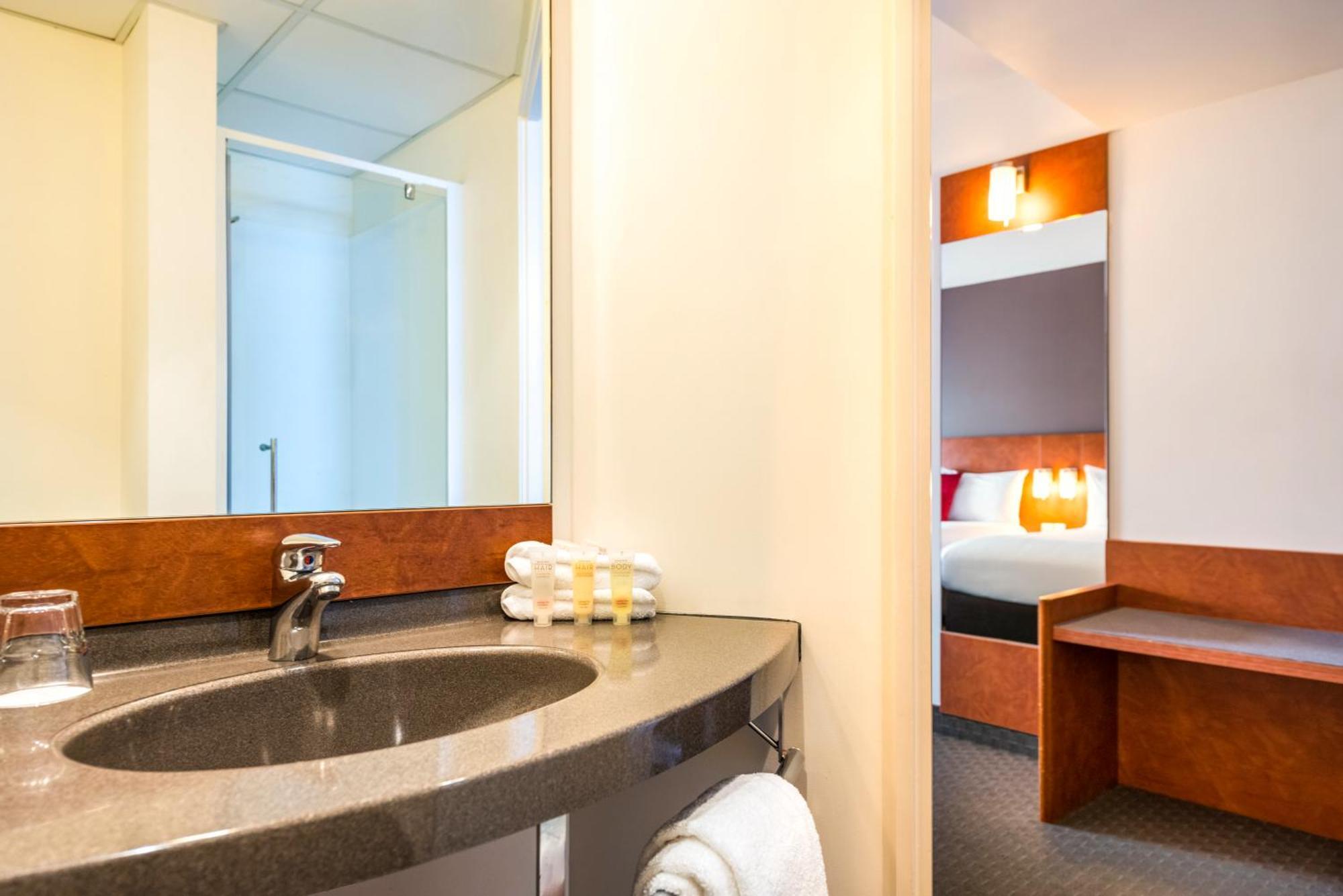 Ibis Christchurch Hotel Bagian luar foto